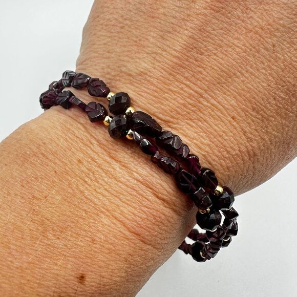 ~8" carved and faceted garnet bracelet with gold tone accent beads, 925 clasp! - Picture 4 of 11